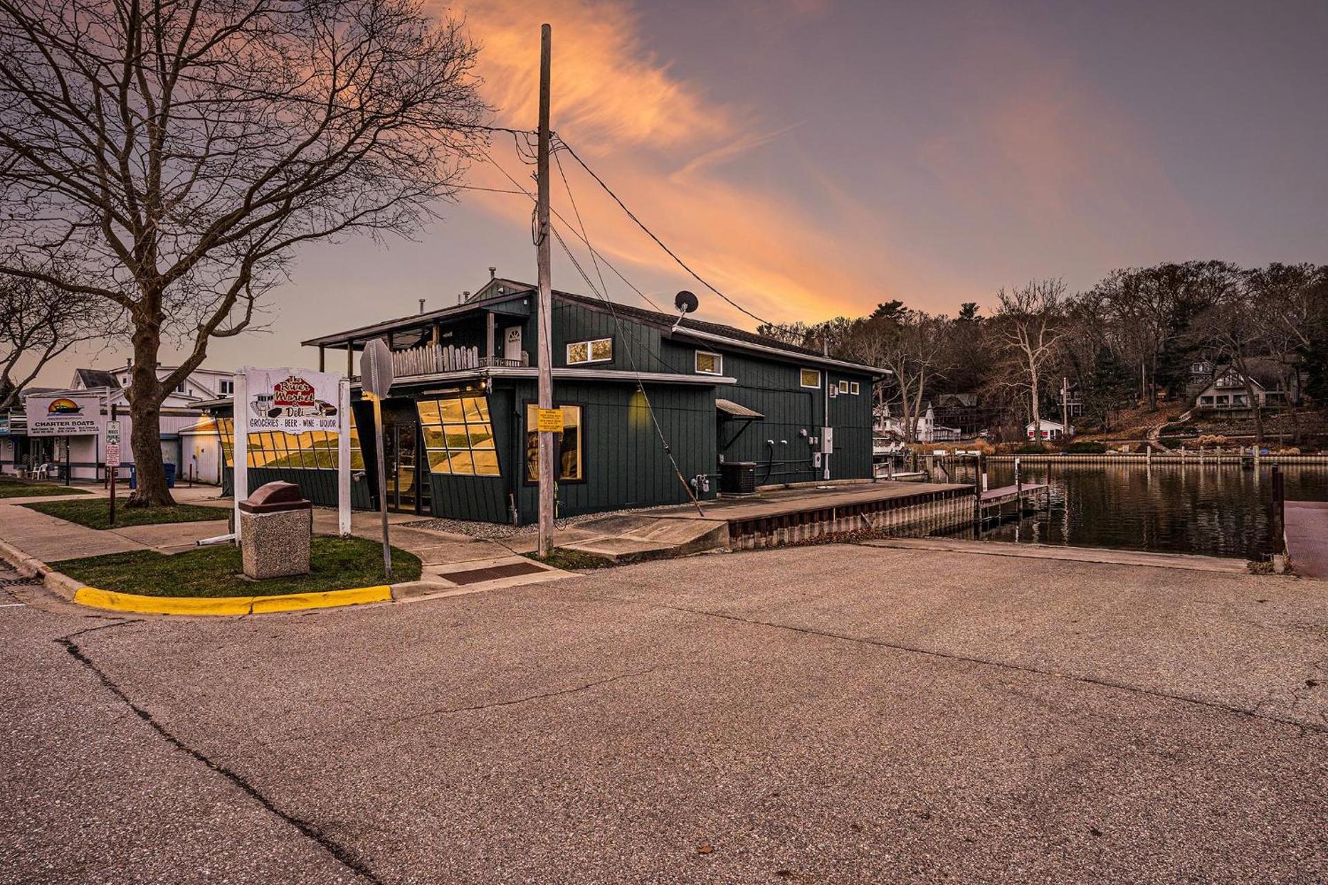 Riverside Suites - Unit A