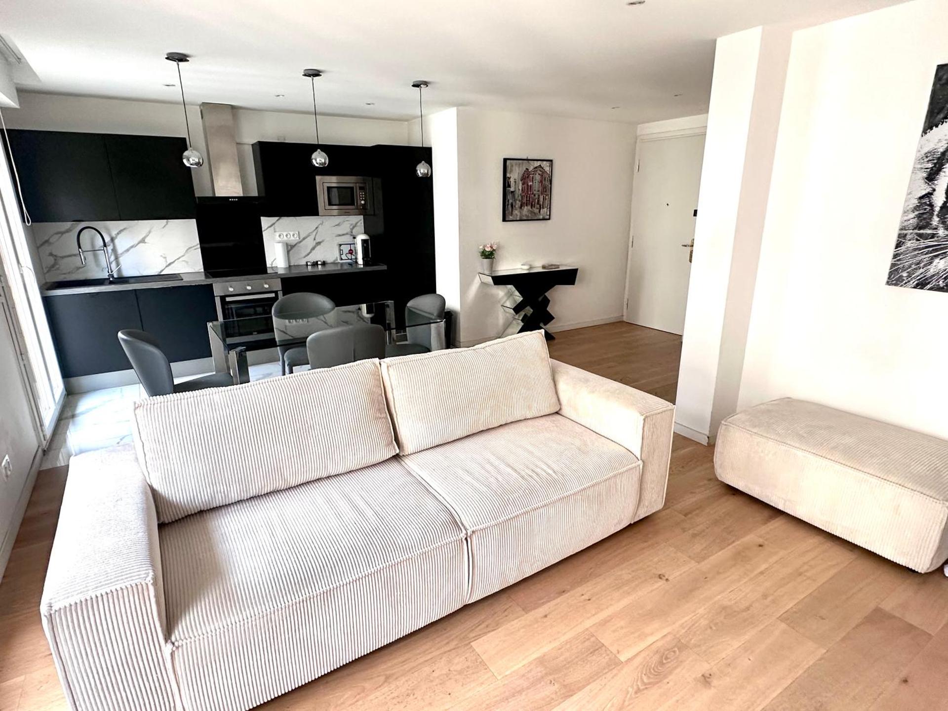 GRAND T2 MODERNE CARRÉ Or PROCHE VELODROME ET MER