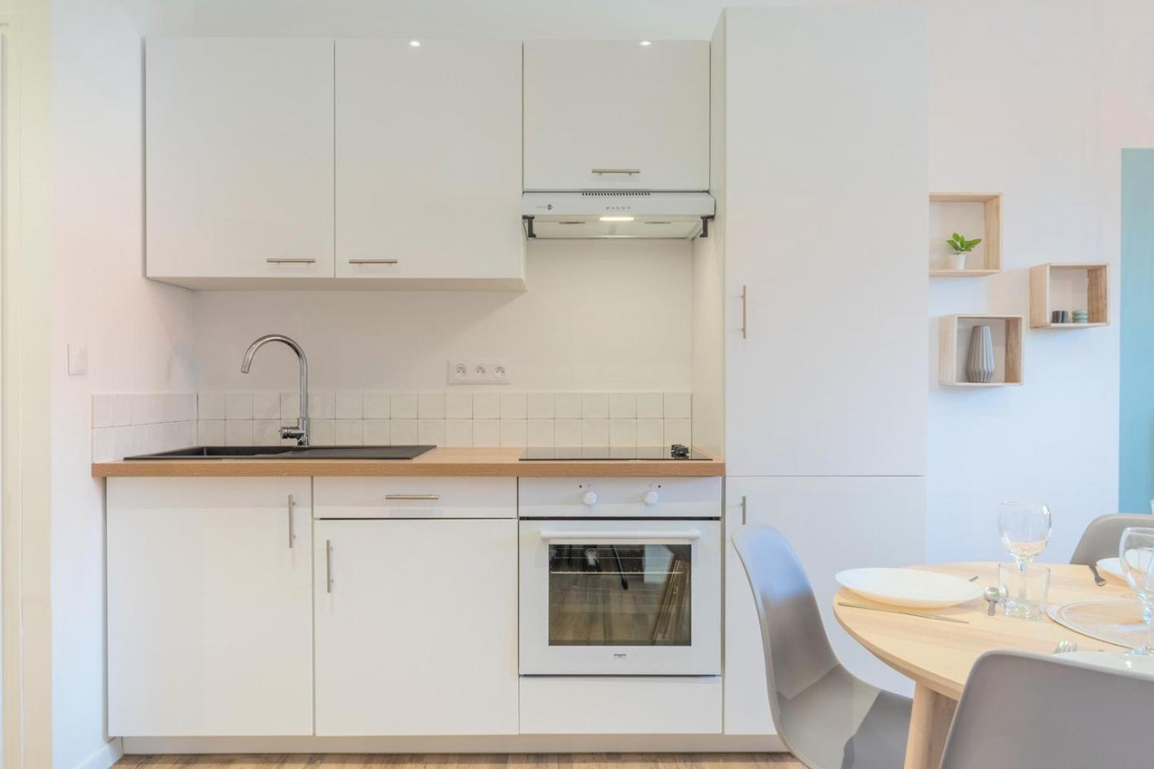 2 bedroom apartment near tram, CHR + parking