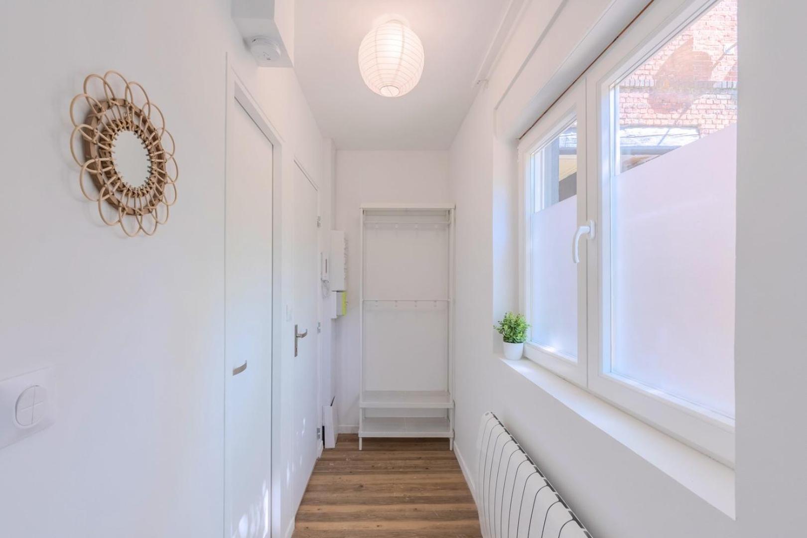 1 bedroom apartment near tram, CHR + parking