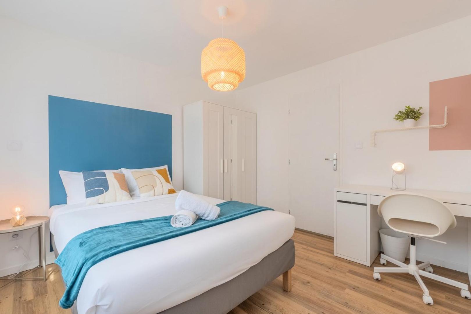 1 bedroom apartment near tram, CHR + parking