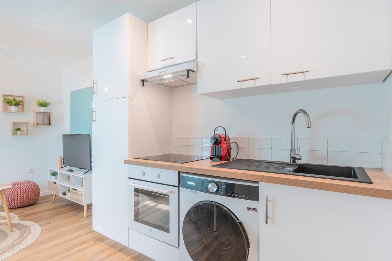 1 bedroom apartment near tram, CHR + parking