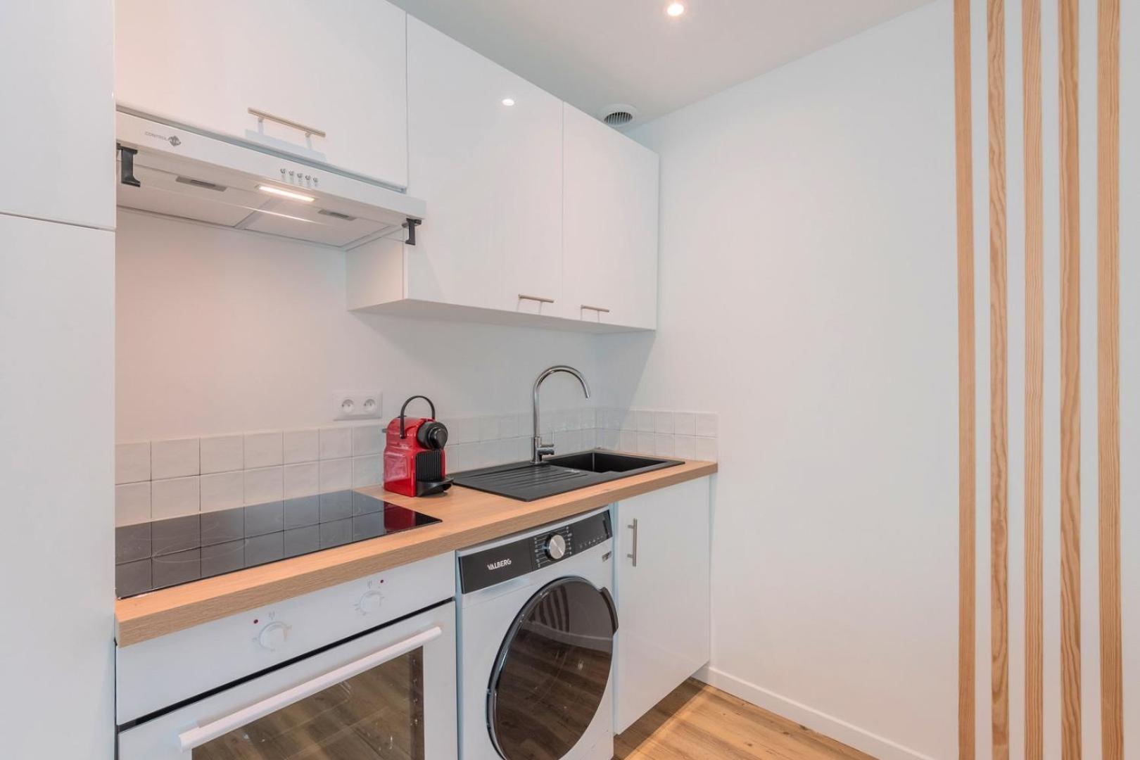 1 bedroom apartment near tram, CHR + parking