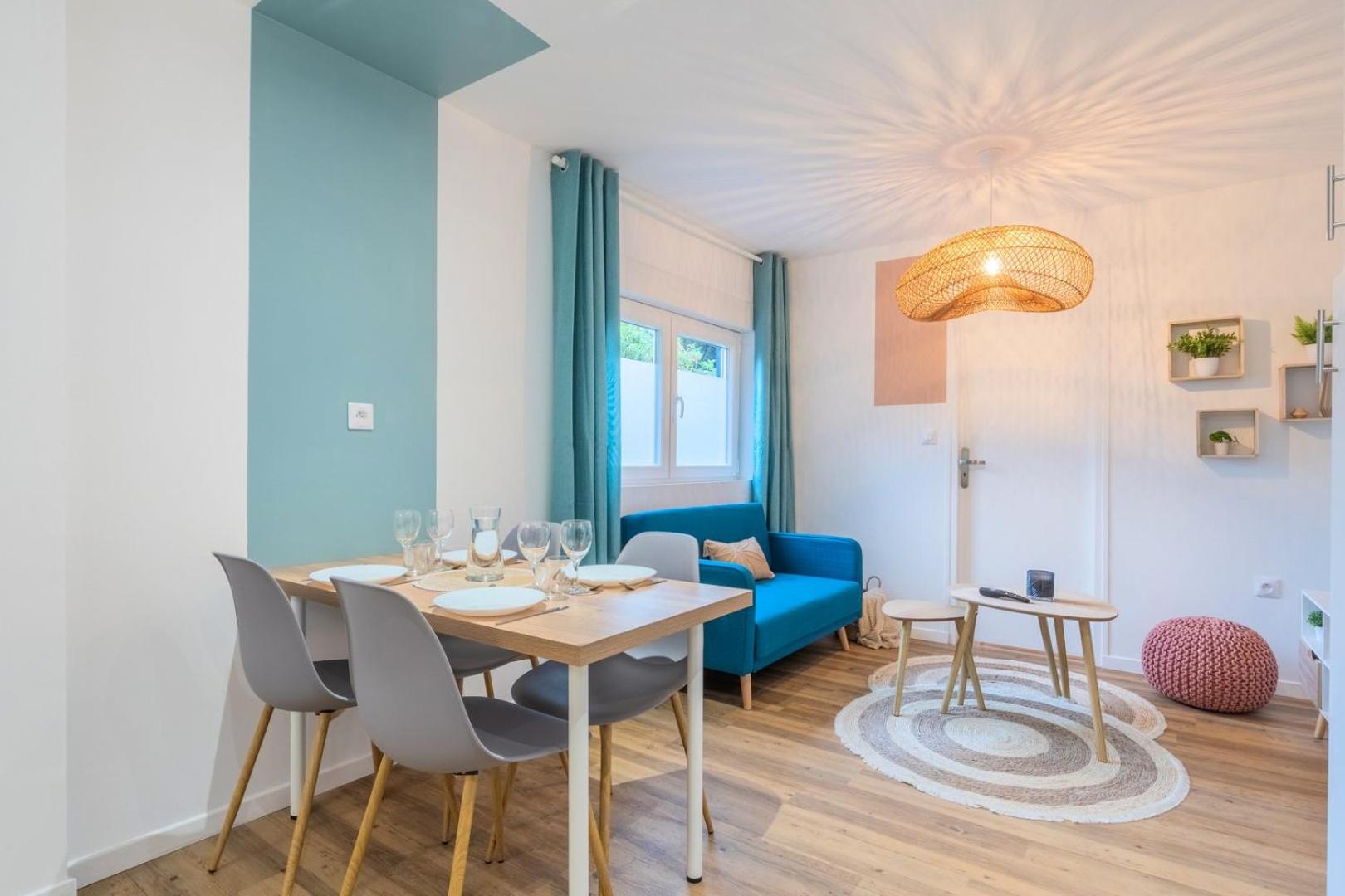 1 bedroom apartment near tram, CHR + parking