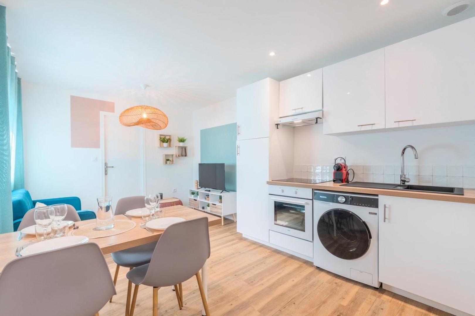 1 bedroom apartment near tram, CHR + parking