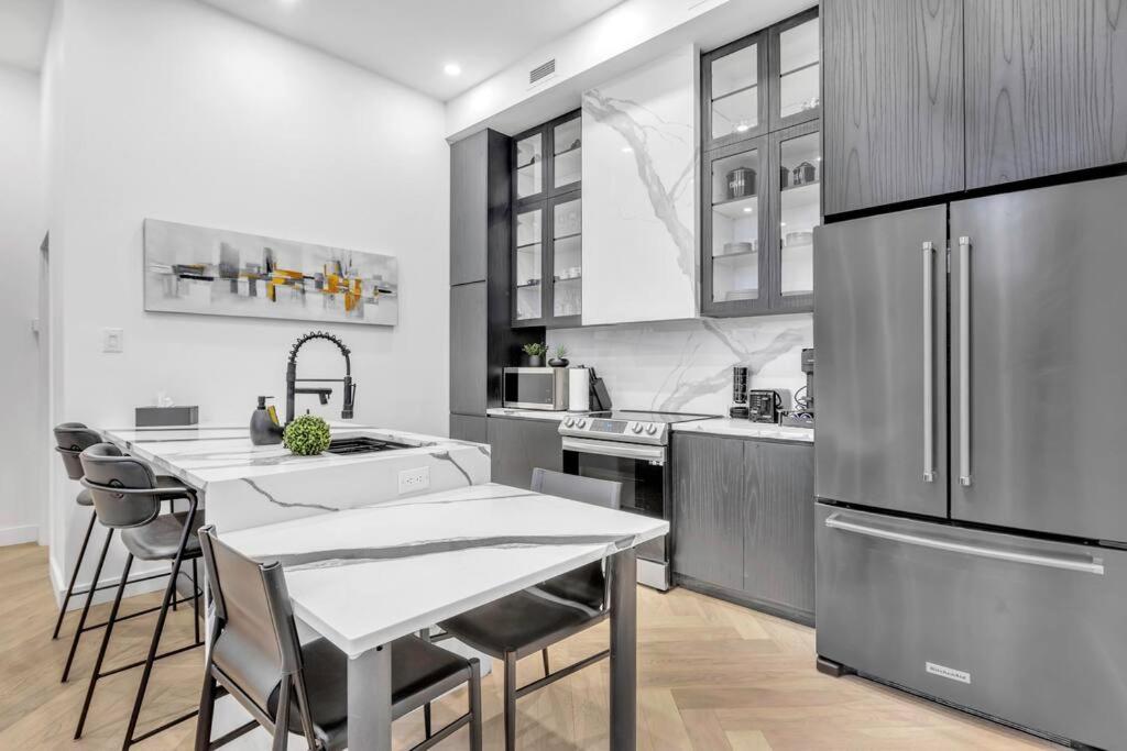 Stylish 2-bedroom Getaway, Luxurious & Conveniently Located to Experience the Pulse of the City - Apt 5