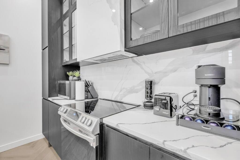 Stylish 2-bedroom Getaway, Luxurious & Conveniently Located to Experience the Pulse of the City - Apt 5