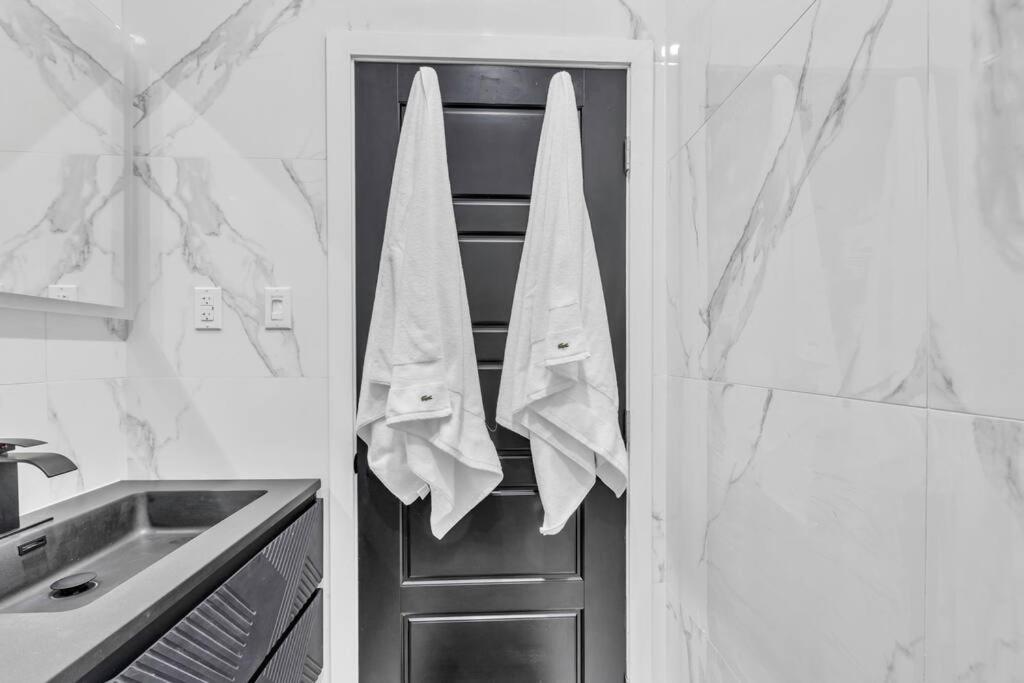 Stylish 2-bedroom Getaway, Luxurious & Conveniently Located to Experience the Pulse of the City - Apt 5