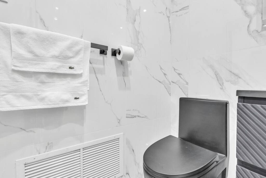 Stylish 2-bedroom Getaway, Luxurious & Conveniently Located to Experience the Pulse of the City - Apt 5