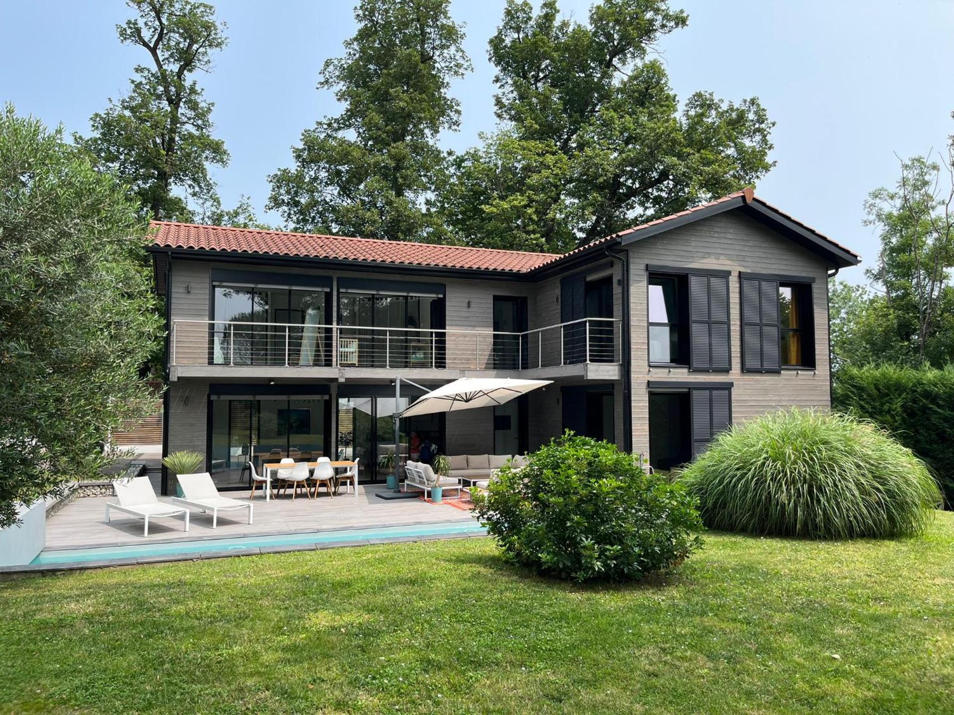 VILLA piscine à proximité de Lyon