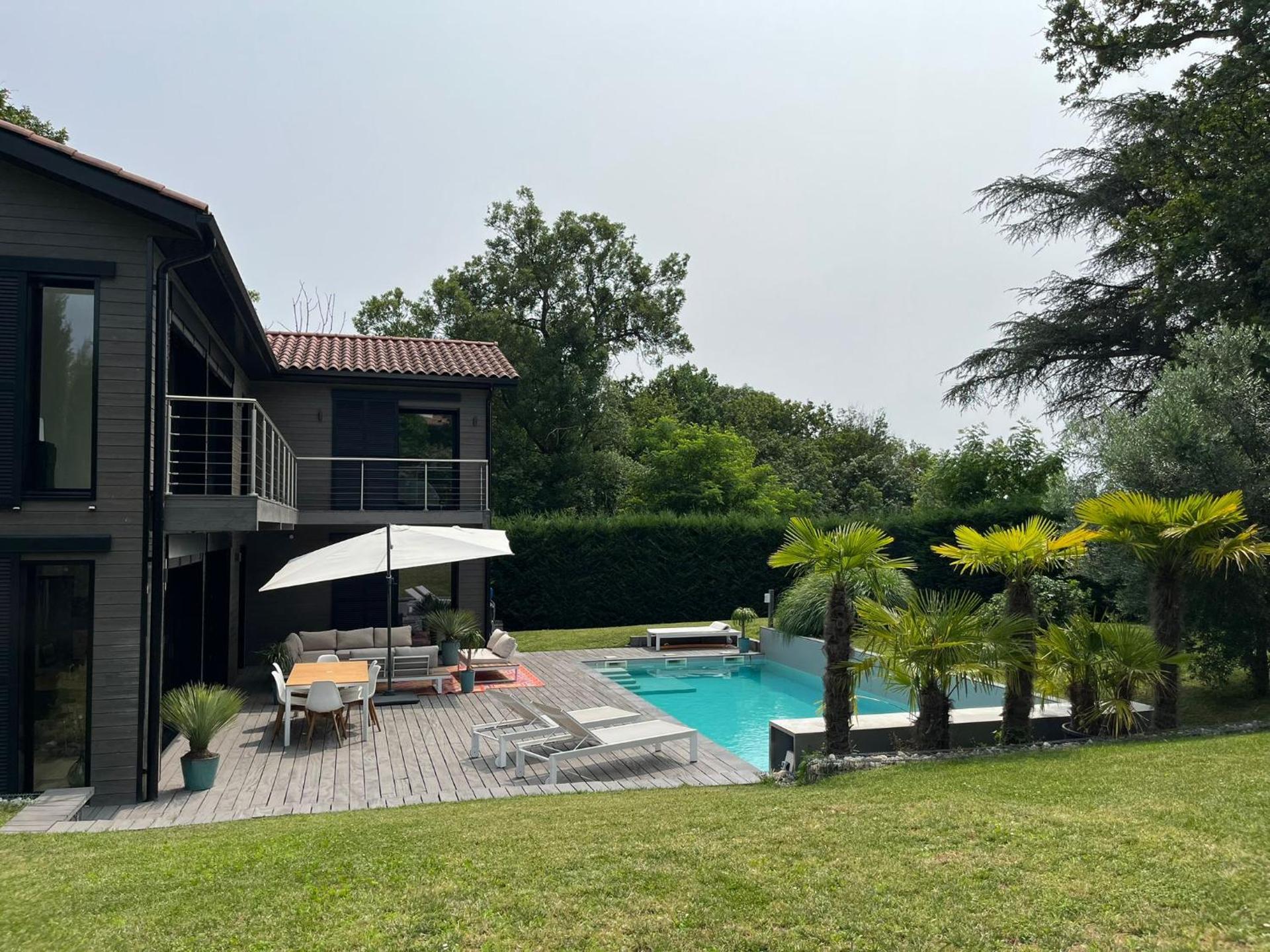 VILLA piscine à proximité de Lyon