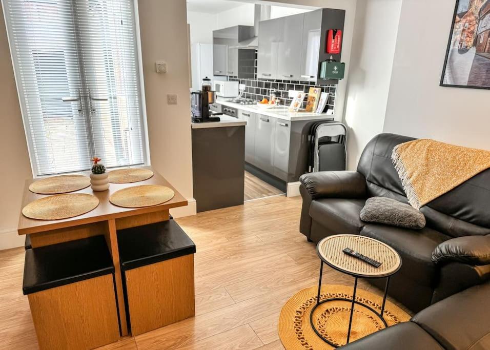 Book your stay near Bailgate the heart of Lincoln! Short let & longer bookings welcome, weekly and monthly offers