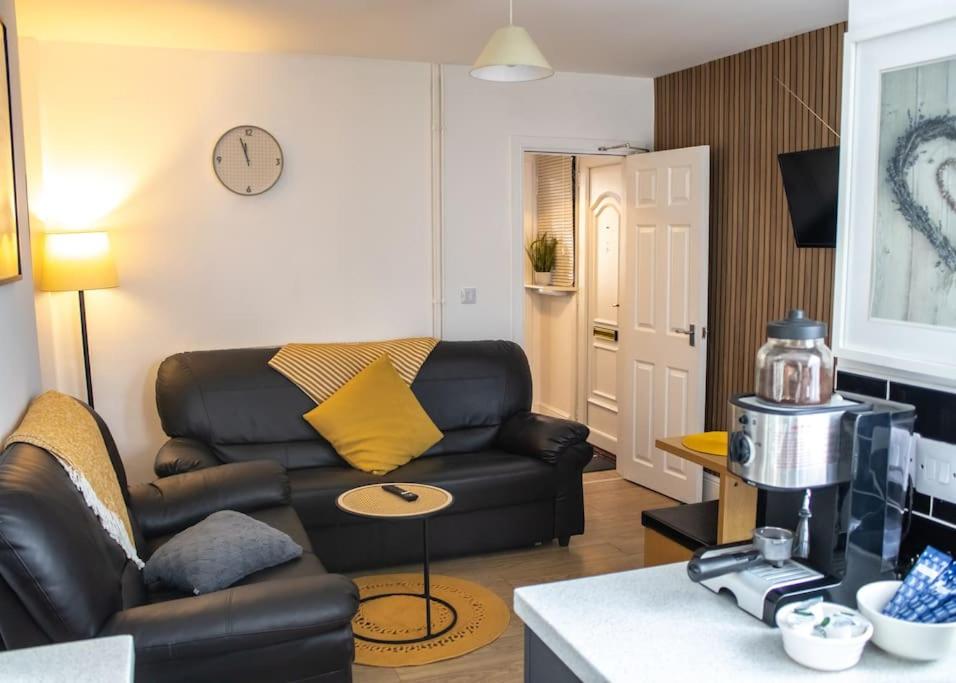 Book your stay near Bailgate the heart of Lincoln! Short let & longer bookings welcome, weekly and monthly offers