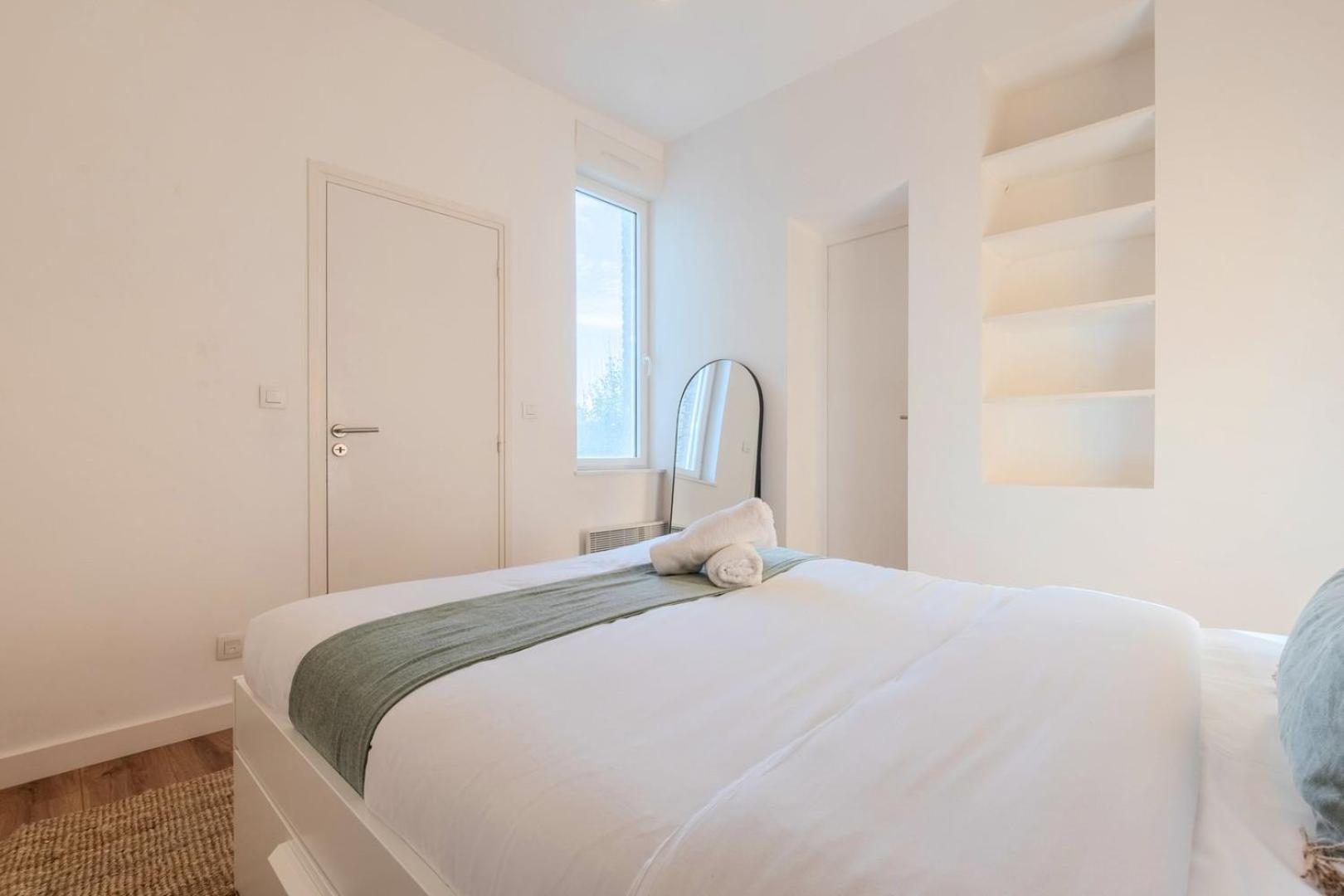 Modern, quiet 3-bedroom apartment with parking