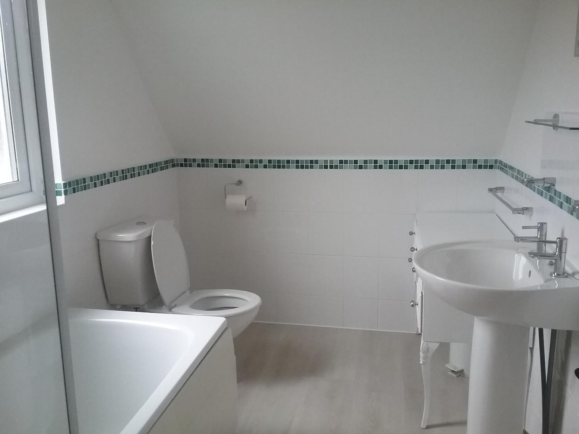 Cosy 3 Bedroom House on Cornish estate with pool