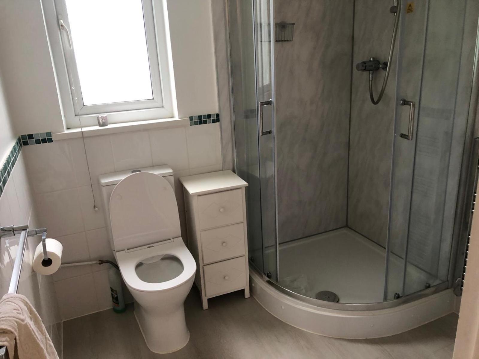 Cosy 3 Bedroom House on Cornish estate with pool