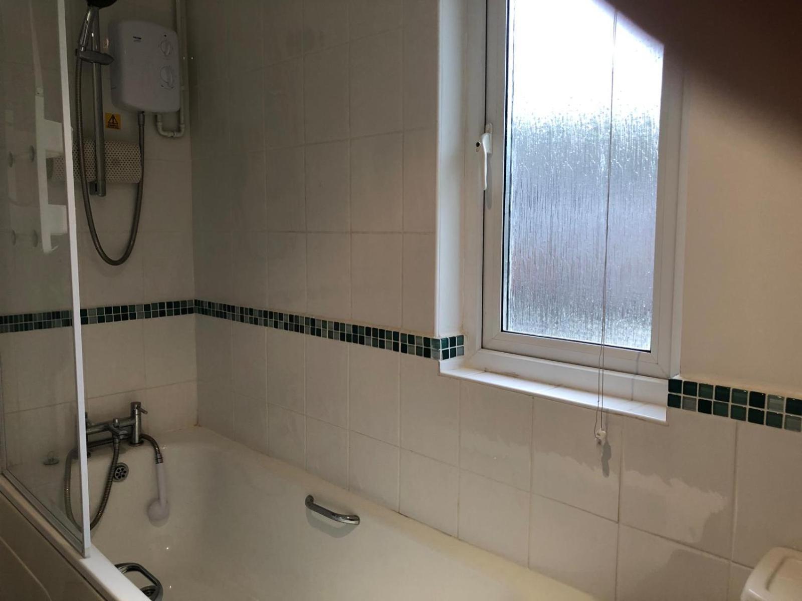 Cosy 3 Bedroom House on Cornish estate with pool