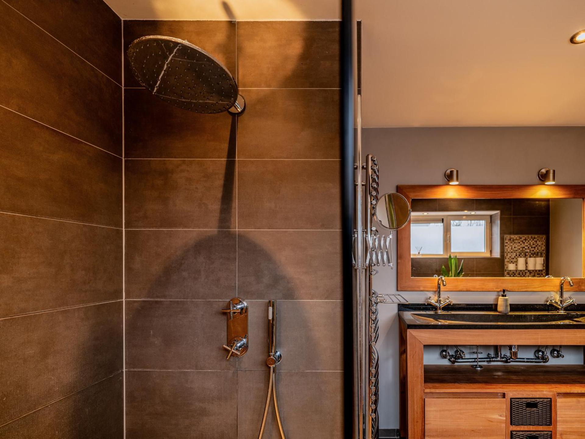 NOVA Houseboat DELUXE Free Bikes