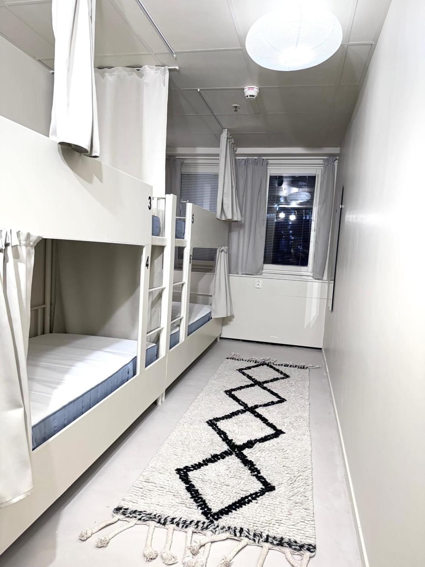 Cama en habitación compartida femenina de 6 camas