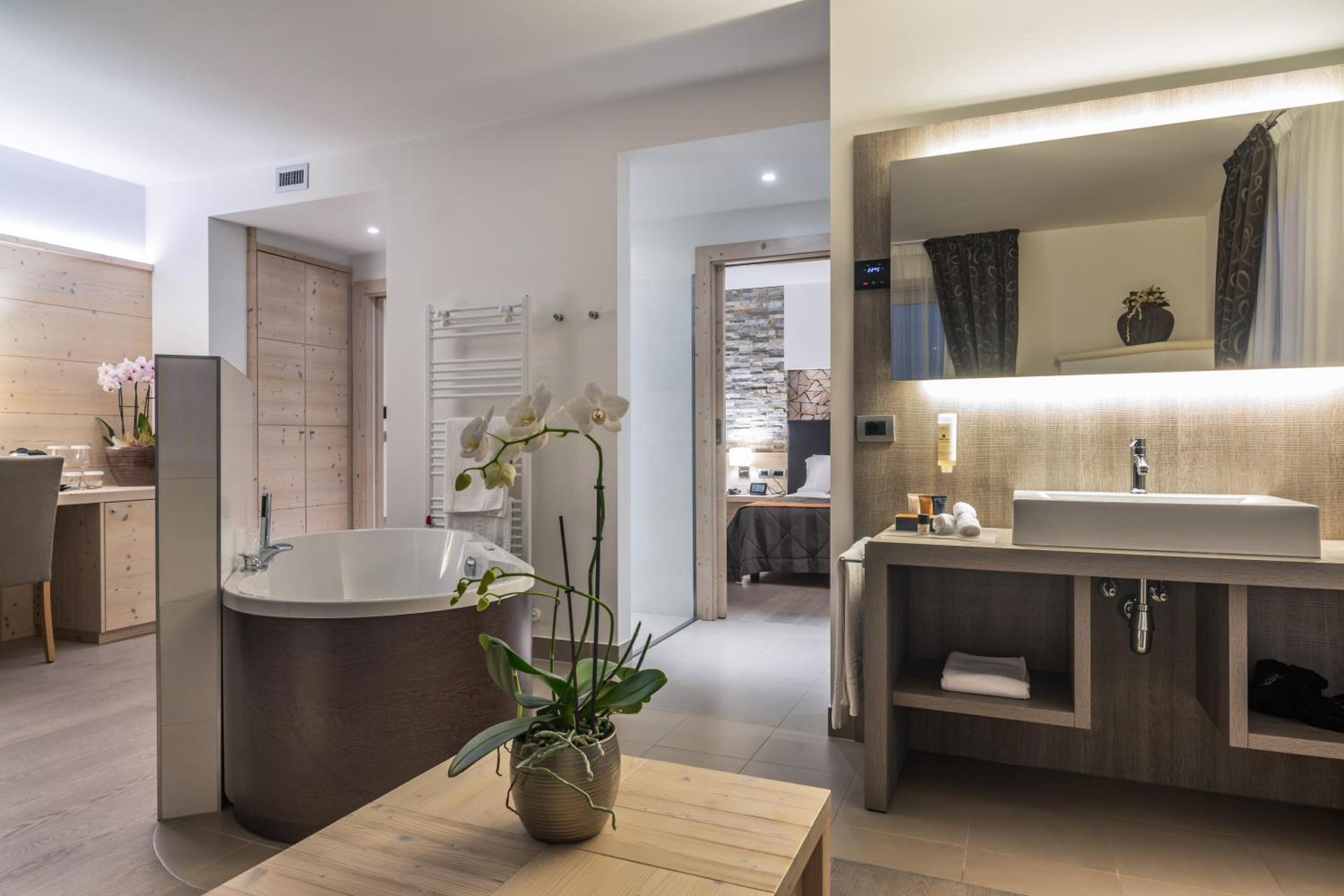 Suite with Balcony and Lake View