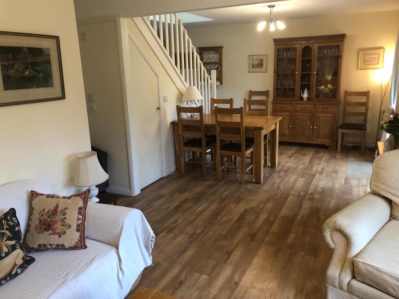 Cosy 3 Bedroom House on Cornish estate with pool