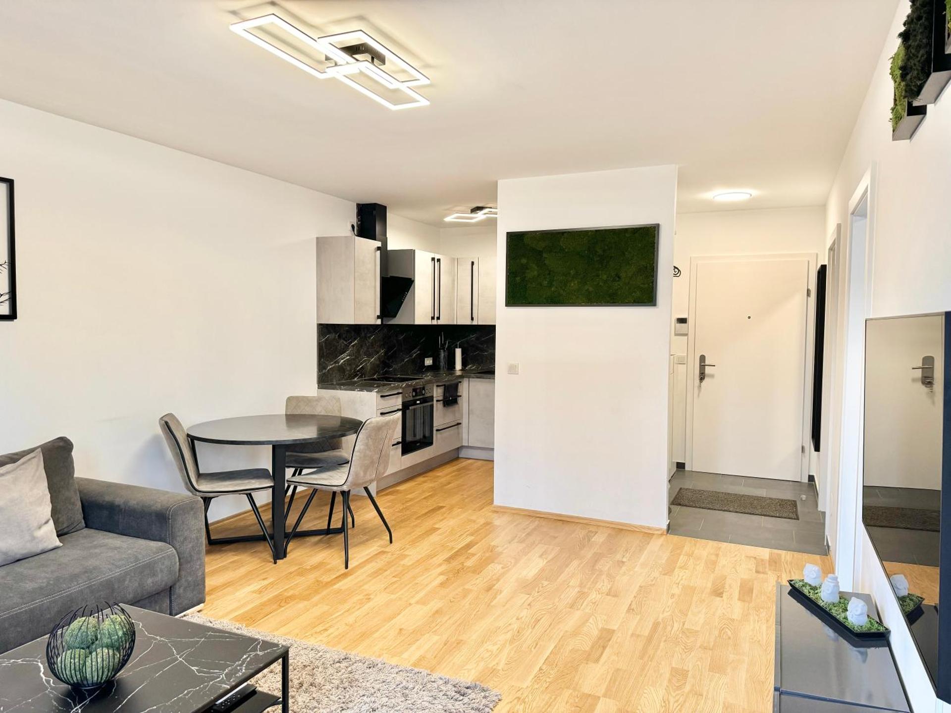 10 minutes to the center, 2 minutes to the metro