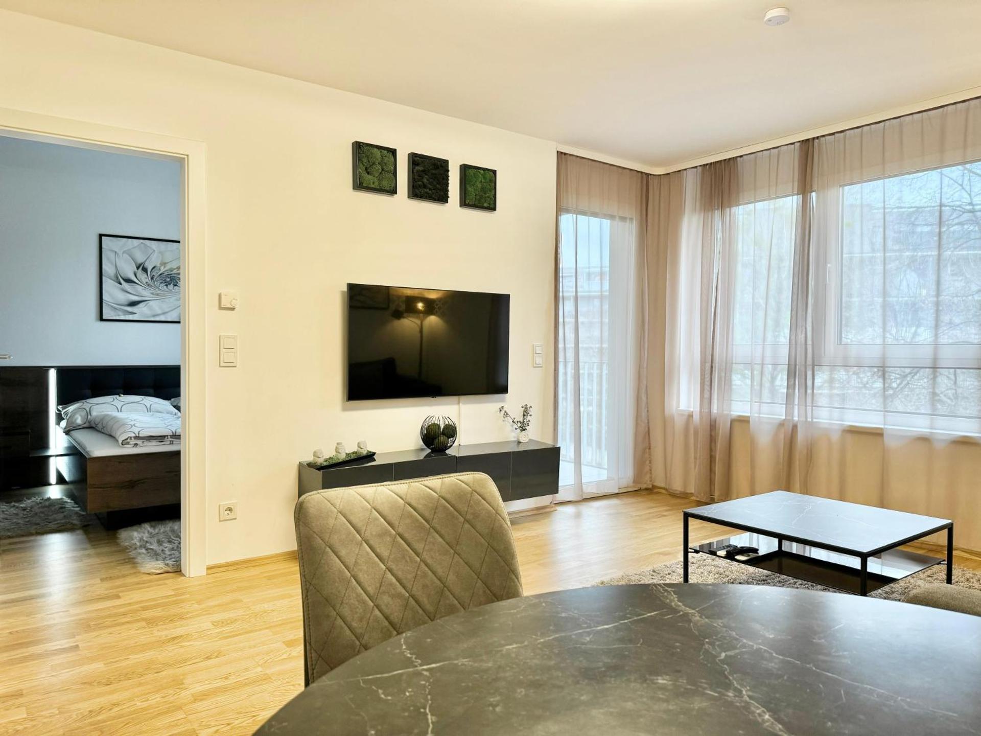 10 minutes to the center, 2 minutes to the metro