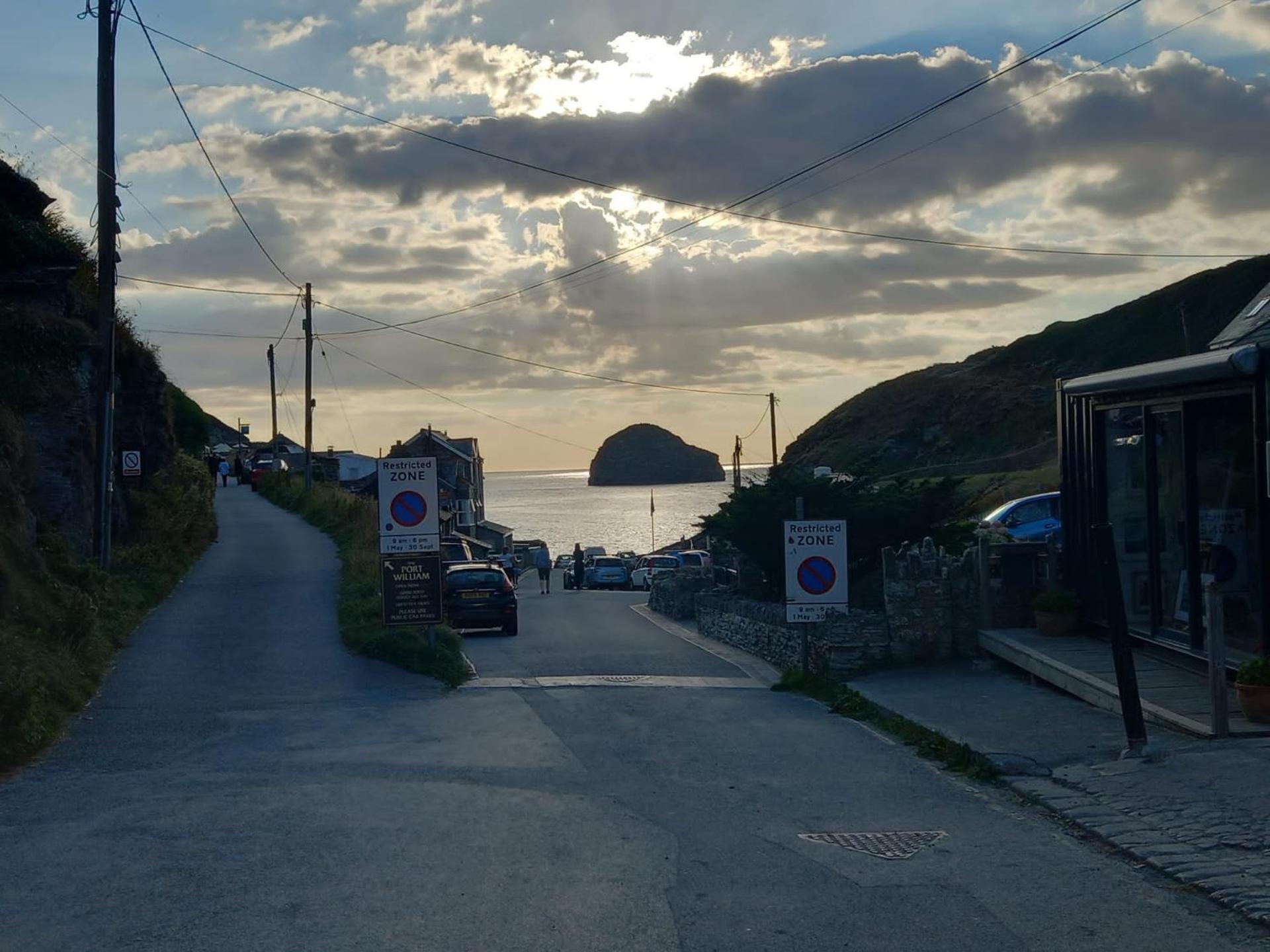 Cosy 3 Bedroom House on Cornish estate with pool