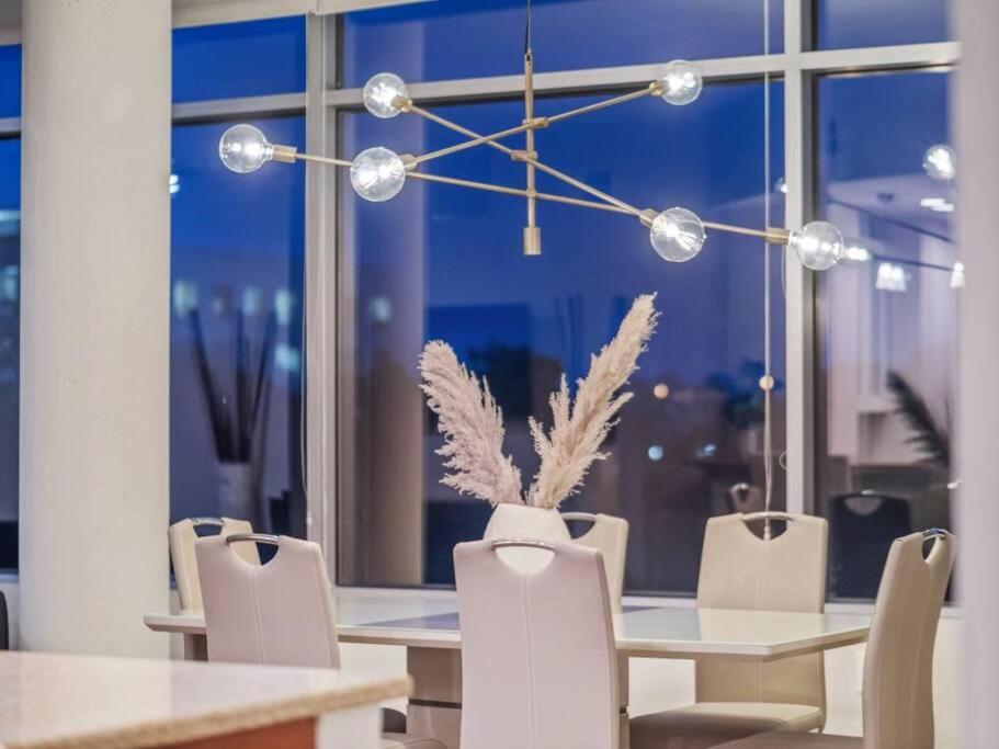 4Bedroom/ 2bath 2100sq ft Thorton Park Master Suite