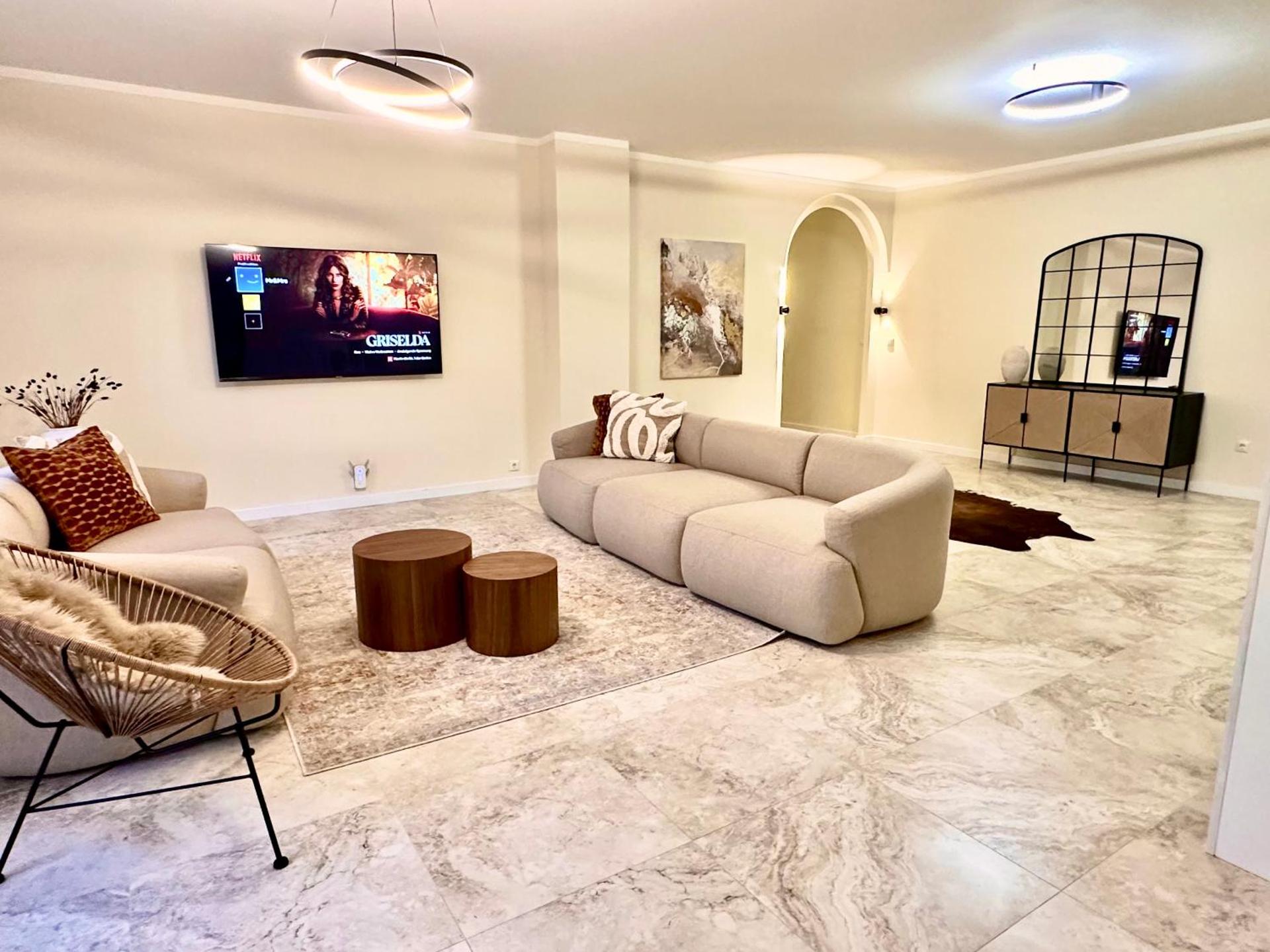 Sanierte 5 Zimmer Luxus Standard Apartment auf 350qm