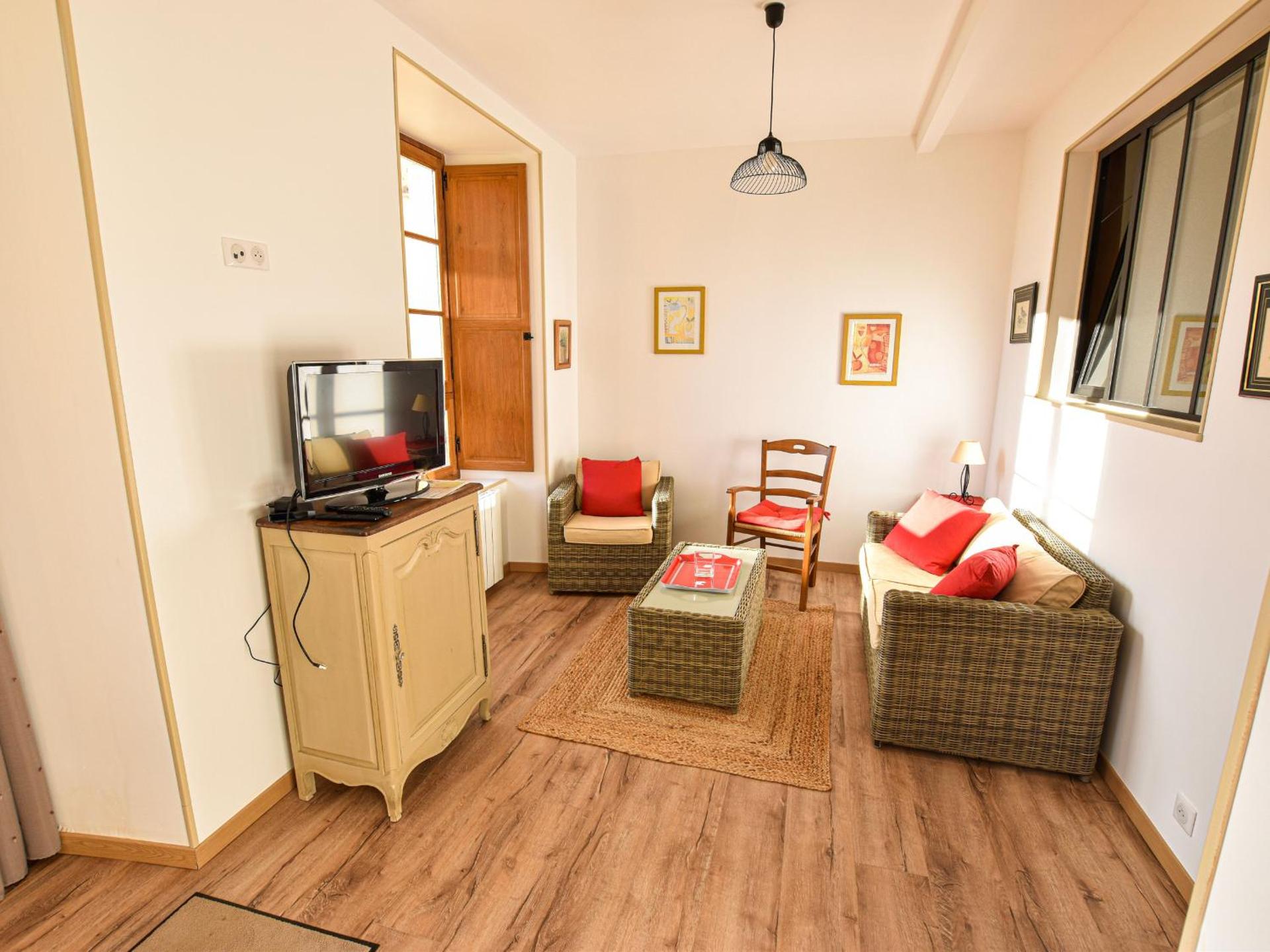 Gîte restauré 6 pers. au bord de la rivière, proche centre, parking et wifi - FR-1-410-380