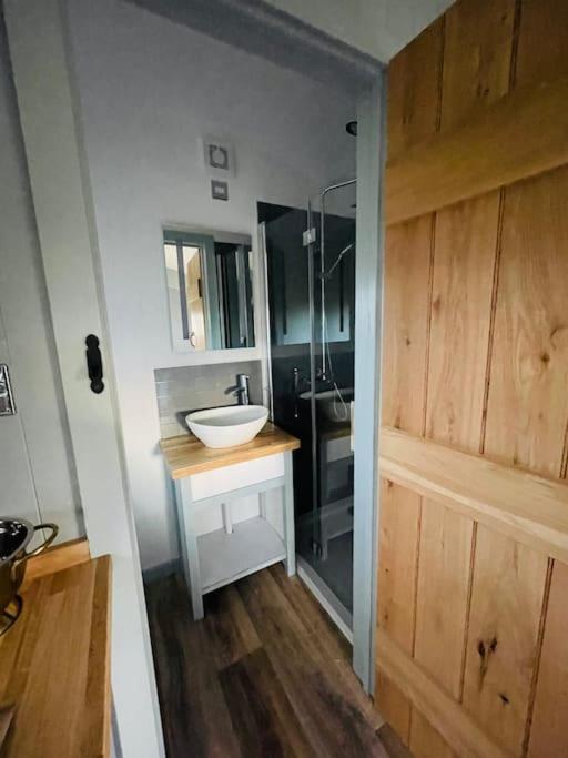 The Hut@Trefechan Wen - Coastal Coziness!