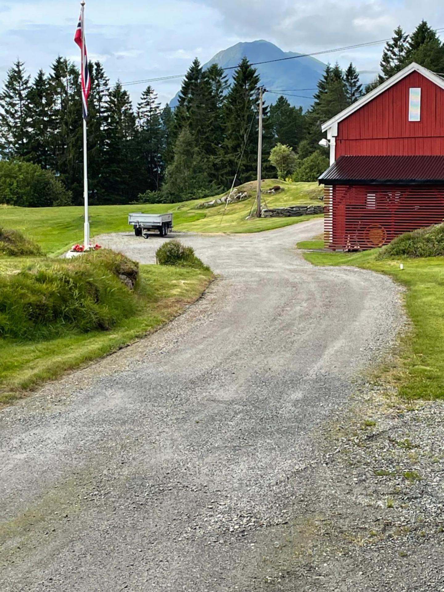 Sjarmerende og romslig bolig, omgitt av vakker natur