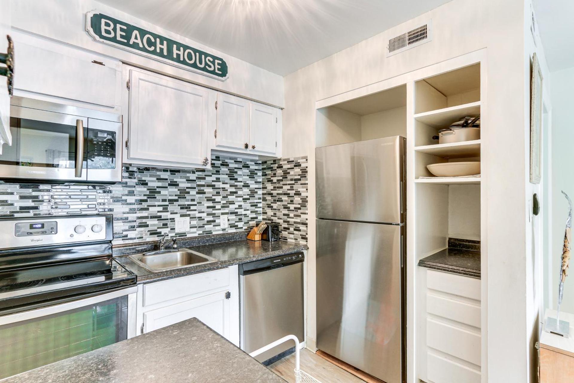 Hilton Head Island Condo with Coligny Beach Access!