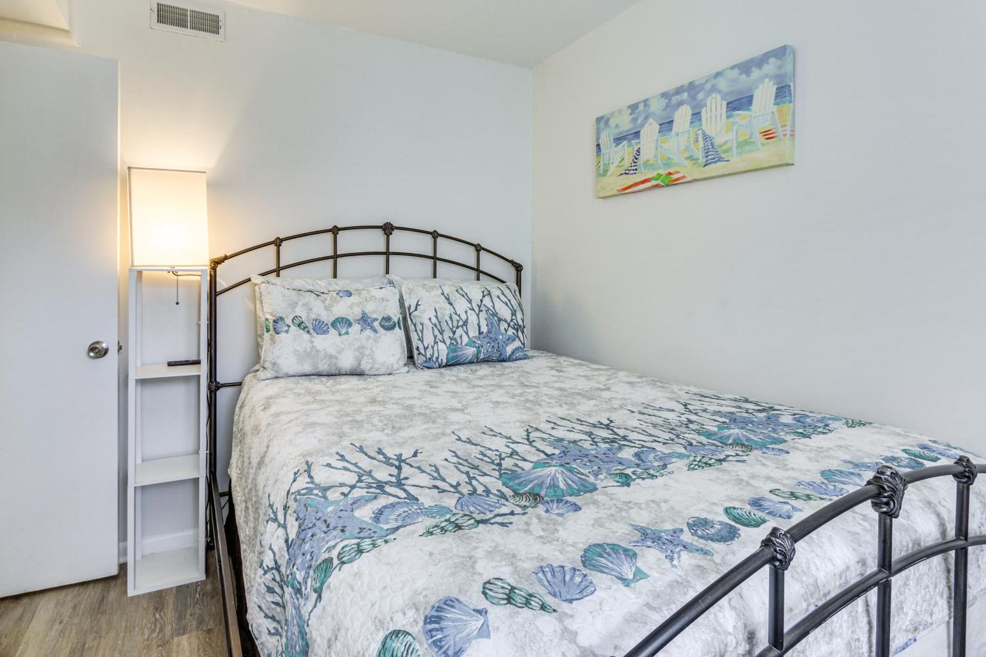 Hilton Head Island Condo with Coligny Beach Access!