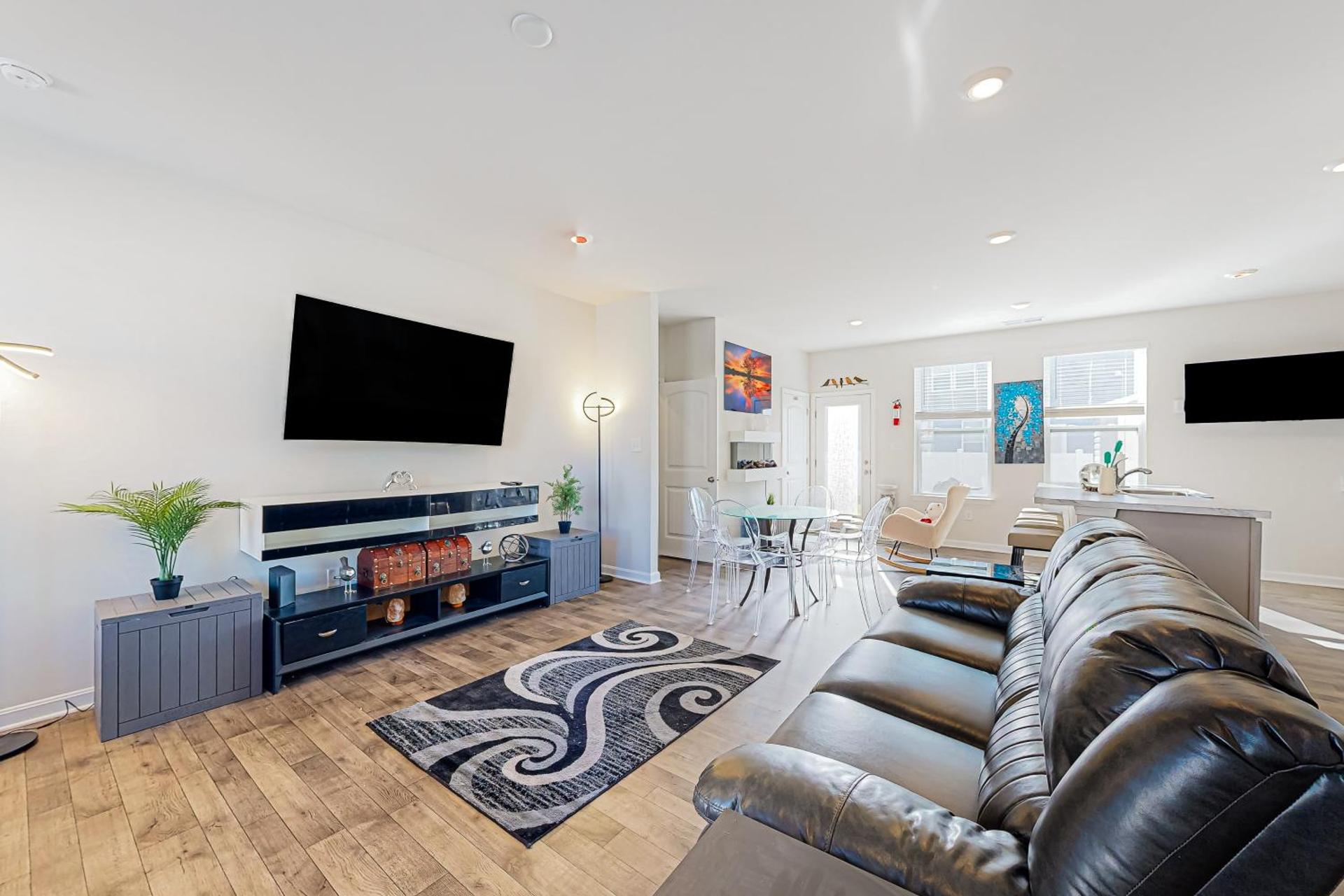 3BR Dog-Friendly Townouse with Grill, Fireplace, AC