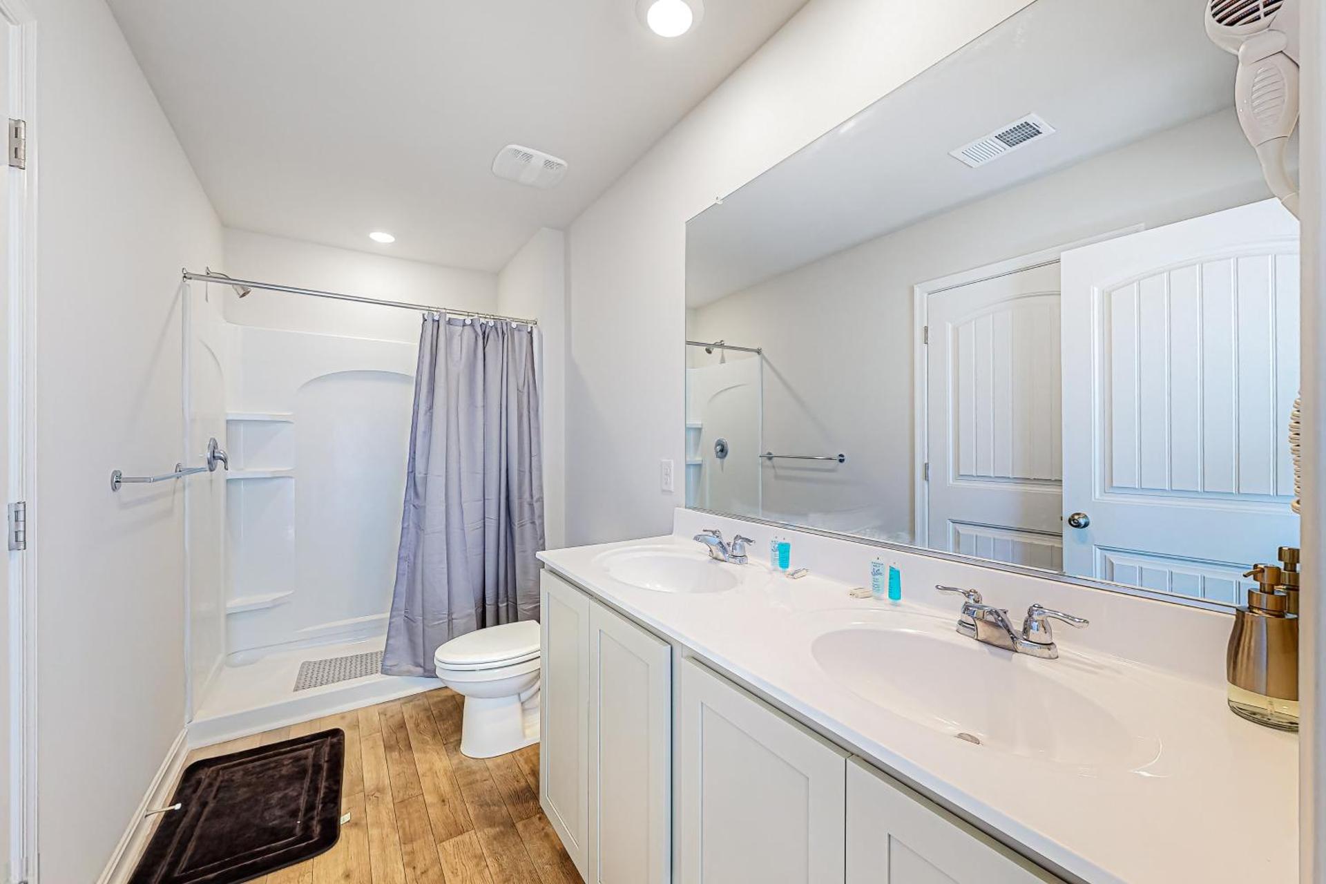 3BR Dog-Friendly Townouse with Grill, Fireplace, AC