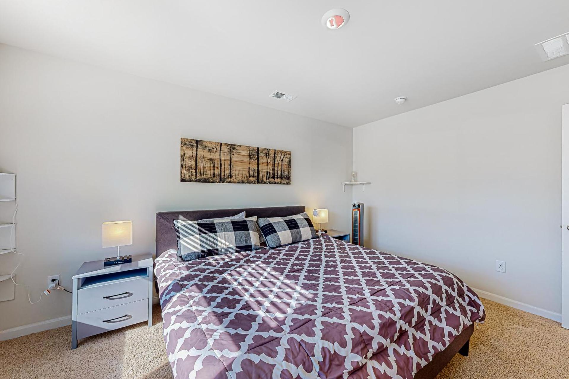 3BR Dog-Friendly Townouse with Grill, Fireplace, AC