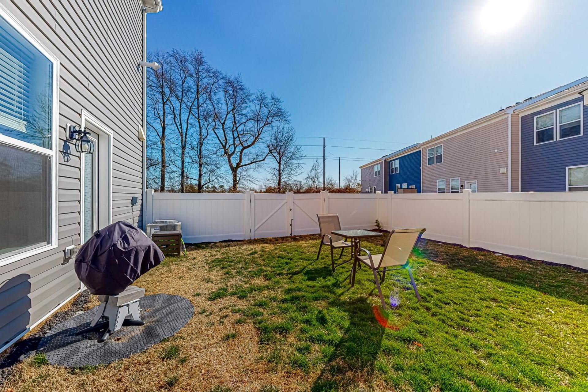 3BR Dog-Friendly Townouse with Grill, Fireplace, AC