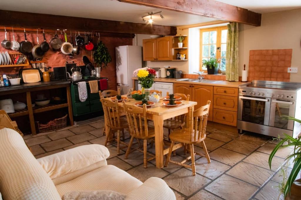 Yr Hen Efail - Old Smithy