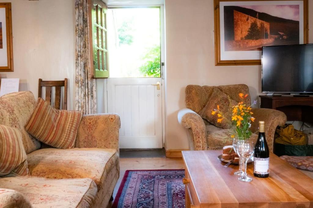 Yr Hen Efail - Old Smithy