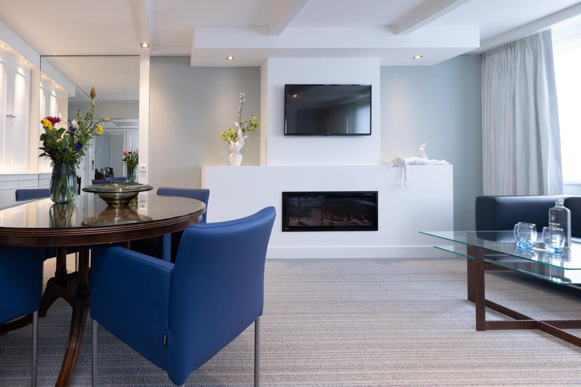 Communal lounge/ TV room