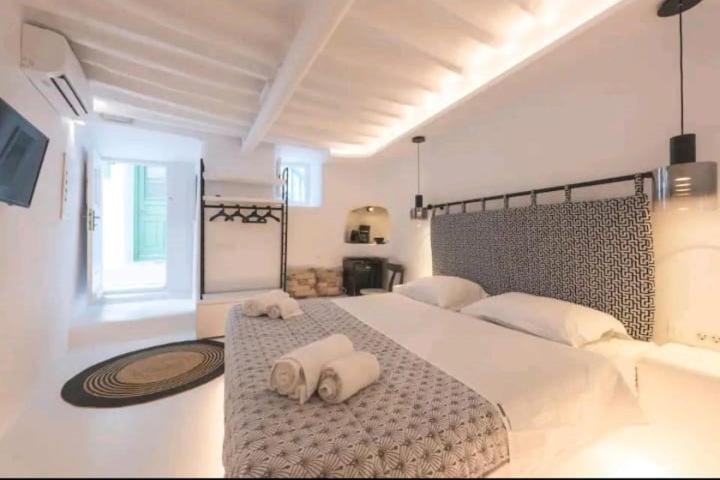 MYKONOS VIBES TOWN ROOM