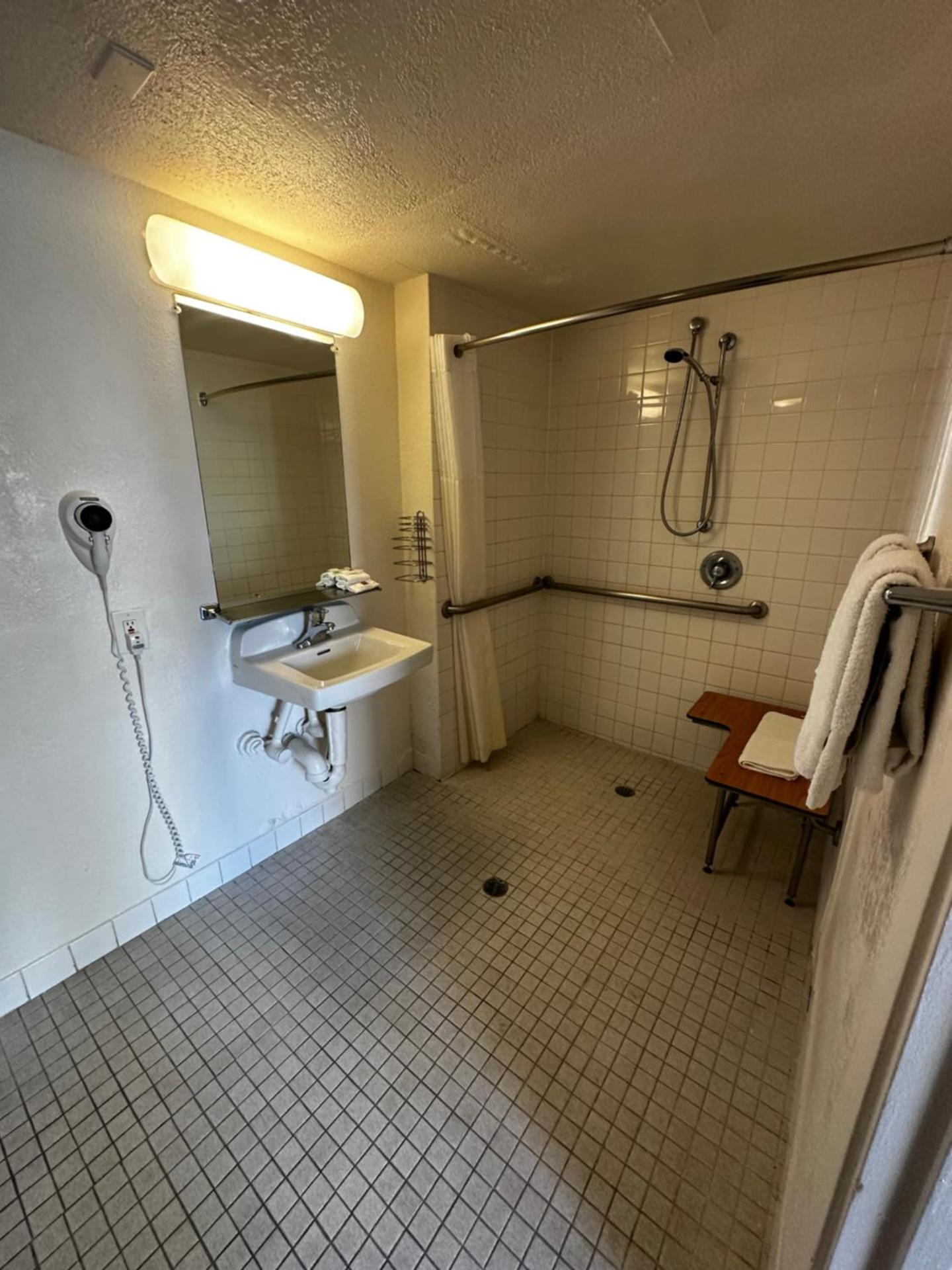 Queen Room - Disability Access - Roll in Shower