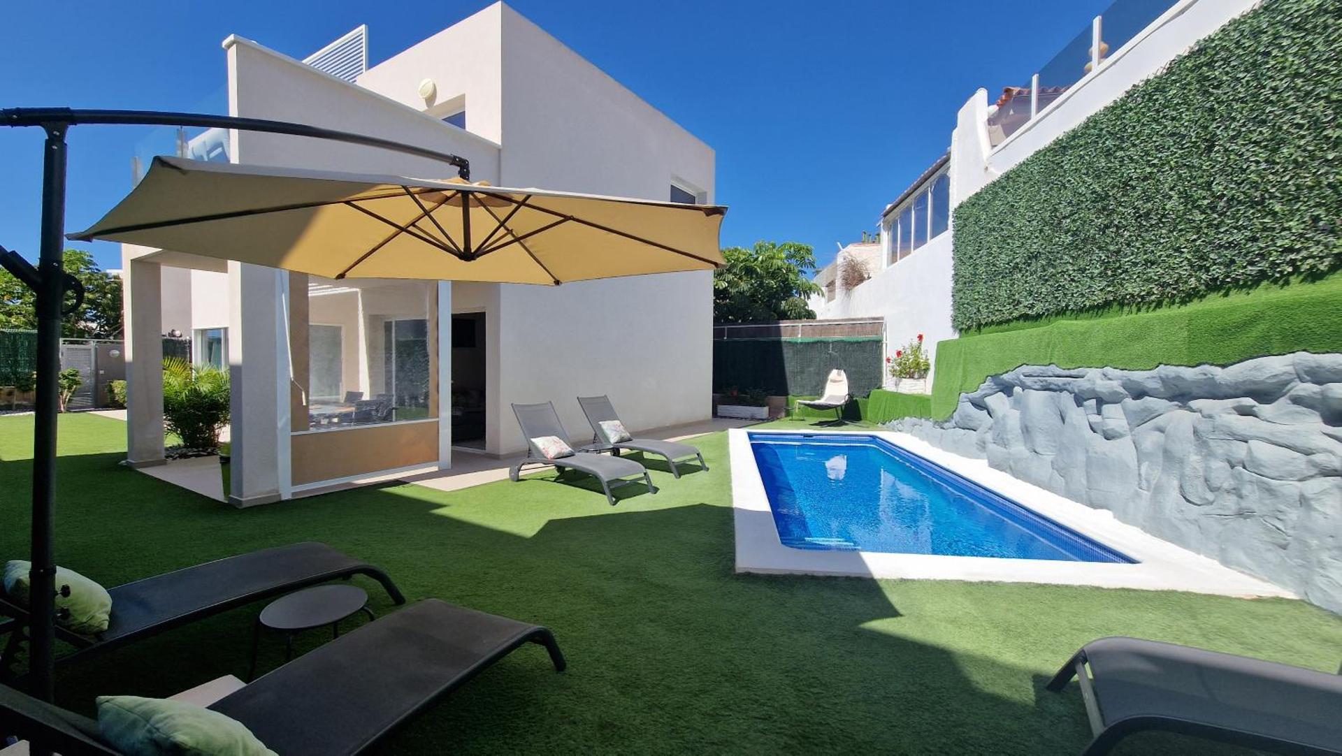 Villa Paraiso-Luxury Villa with Heated Pool