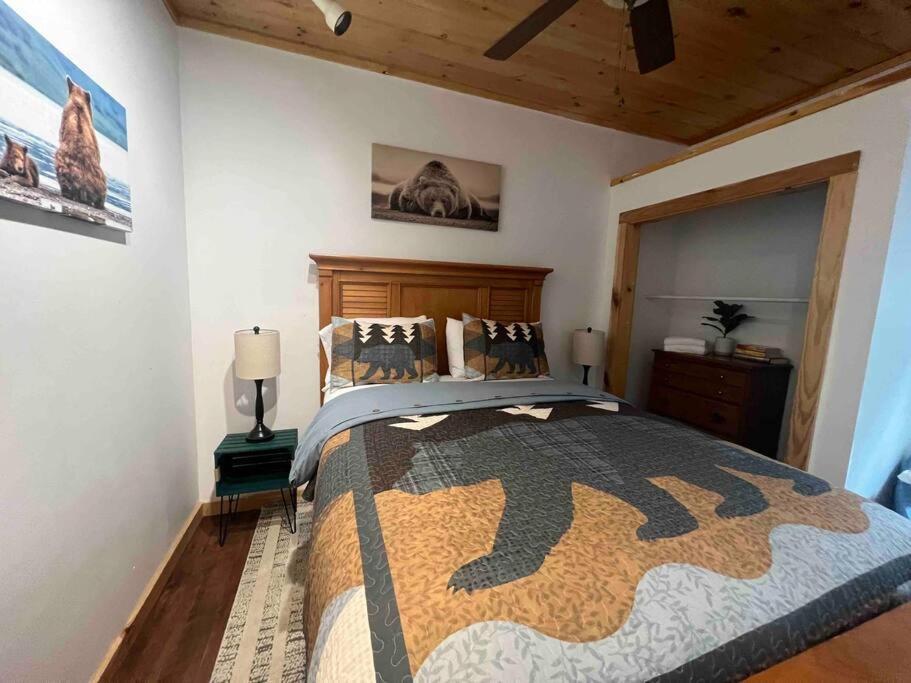 Nantahala Nook, cabin w/hot tub,game room, & wifi