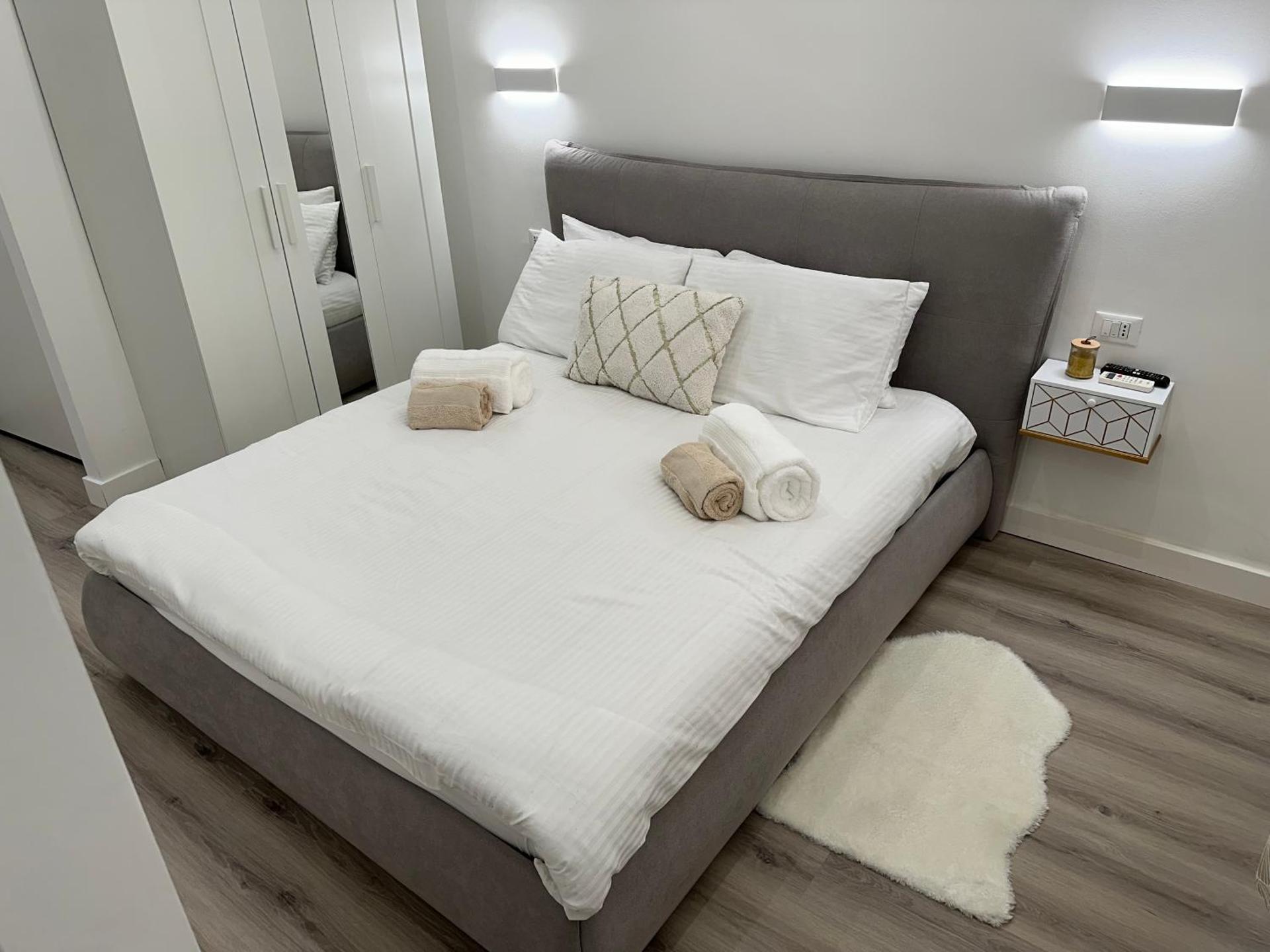 Elsa & Reseda Apartments