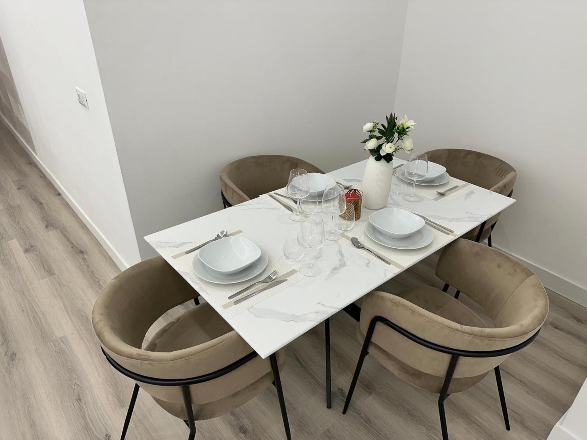 Elsa & Reseda Apartments