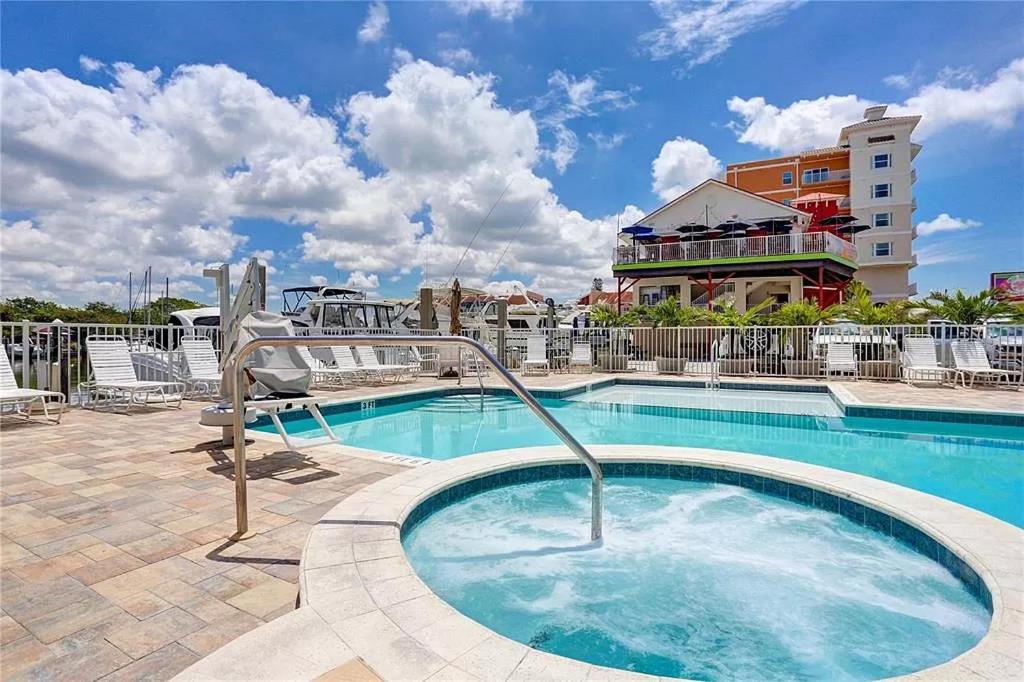 Gulf Coast Gold Private Condo - 2bed, 2bath, Sleep 6, Across Street from Beach, Balcony Views Of Sunsets, Beach & Gulf, Pool, Gym
