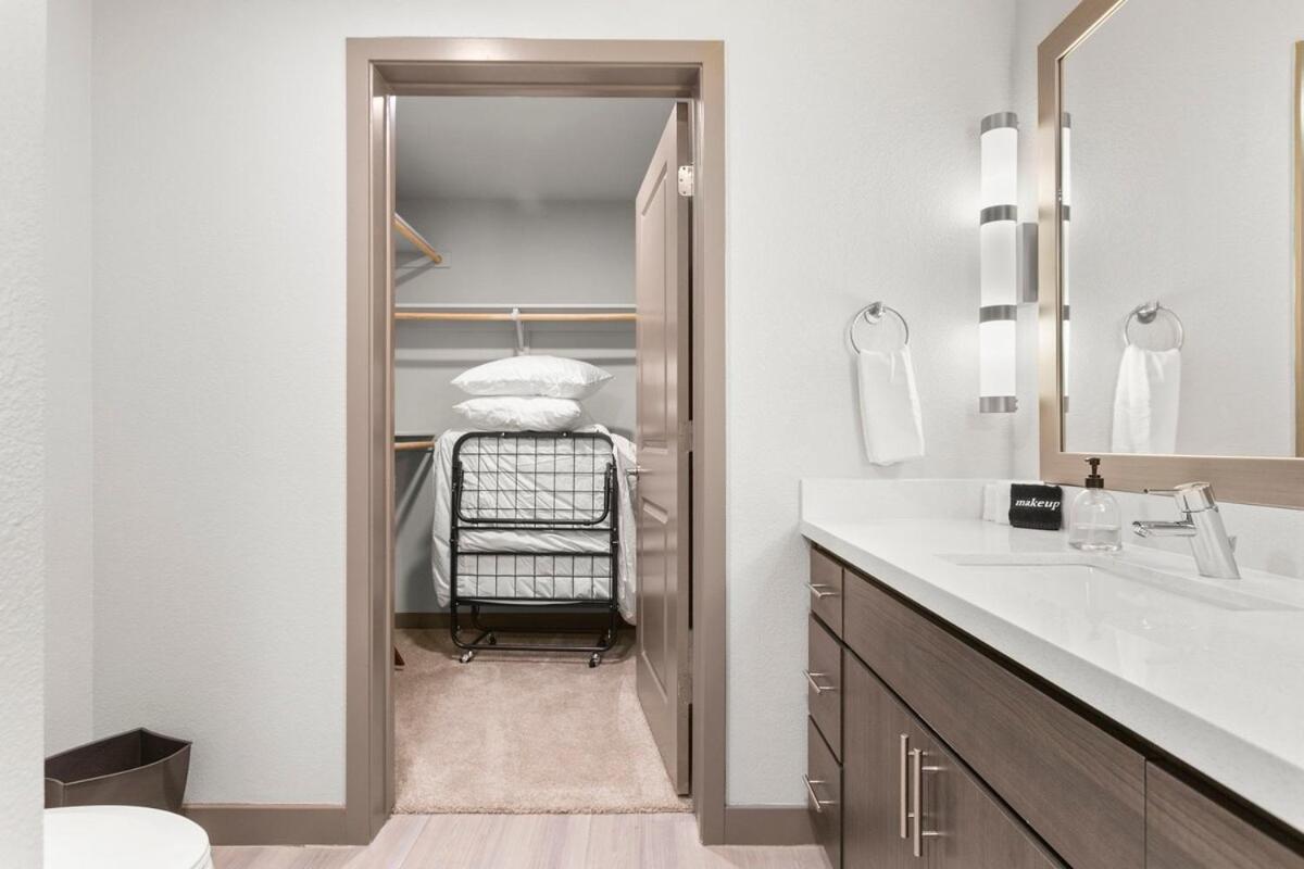 Cozysuites PHX RORO Gym, Pool, Pets, Parking! #8